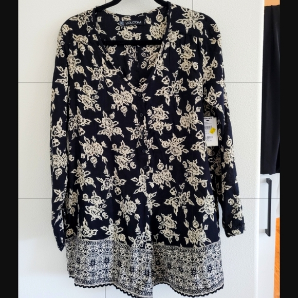 Volcom mini skort. - Picture 2 of 9